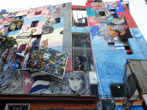 Sur les murs des immeubles