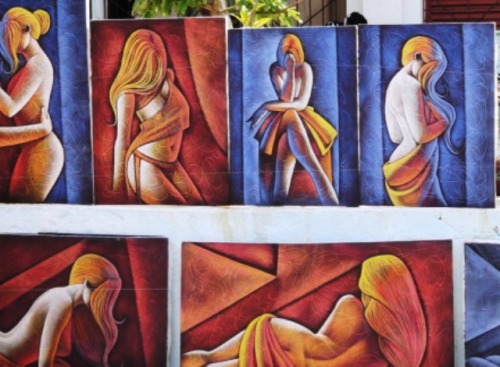 Tableaux en vente sur un petit marché