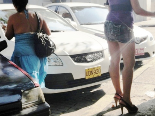 Maman avec papa en mini-jupe ultra sexy