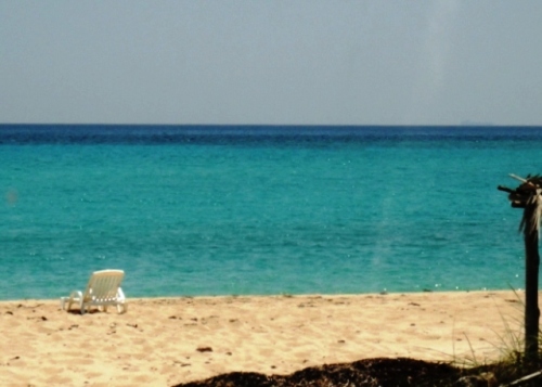 Un fauteuil abandonné sur la plage ensoleillée