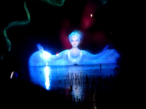 Hologramme sur le plan d'eau