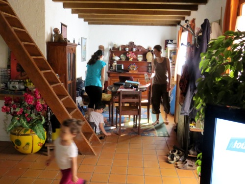 La maison de vacances pleine et très animée