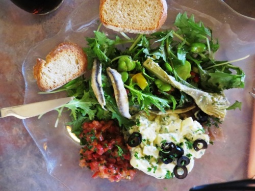 Savoureuse salade niçoise du resto