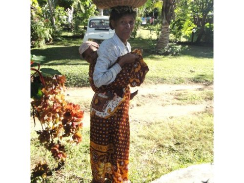 Grand-mère frêle avec bébé et  panier