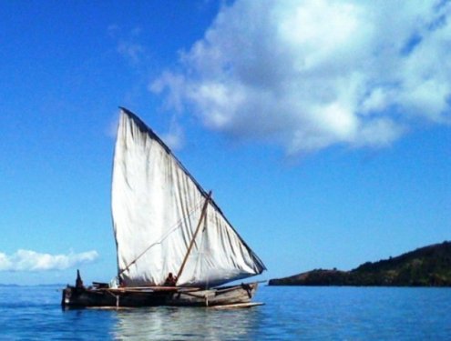 Et une pirogue à balancier, locale, en dépannage