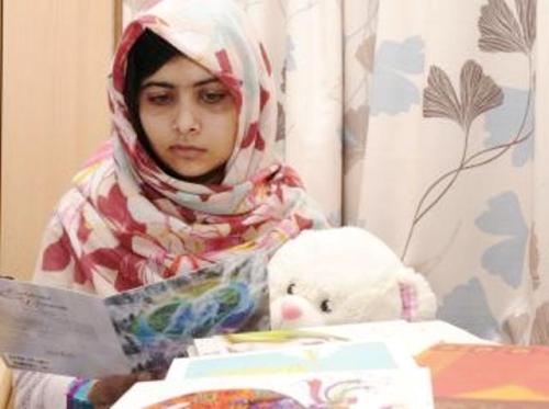 Malalal à l'hôpital_RTRMADP_3_BRITAIN