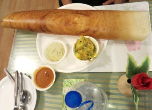 Dosa, crèpe extra fine à base de lentilles ou de pois chiche typique du Sud de l'Inde!