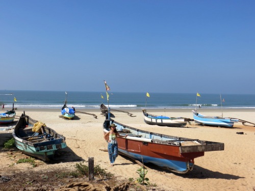 Soleil de feu et sable brûlant sur les plages dans le Sud de Goa