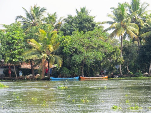 Le bateau mouille en face pour le déjeuner ns sommes les  seuls passagers à bord !