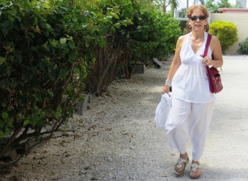 31°, dos nu et pantalon de toile lègère, adaptés à la chaleur tropicale