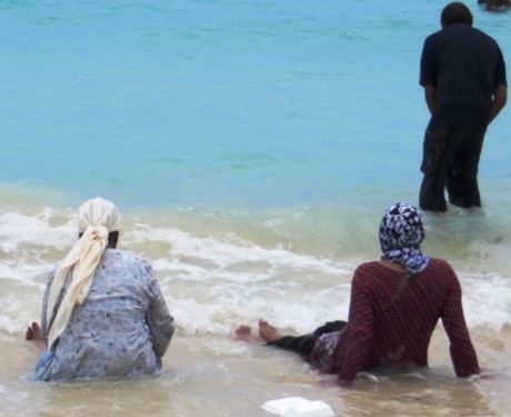 Ce matin, gé-nial ! Se baigner en robes et foulards...Une ombre veille!