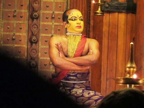 il mime tour à tour la joie, la peur,la malice...