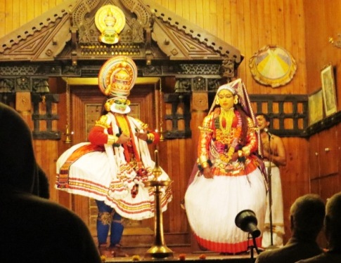 Robes et maquillage pour les deux sexes!