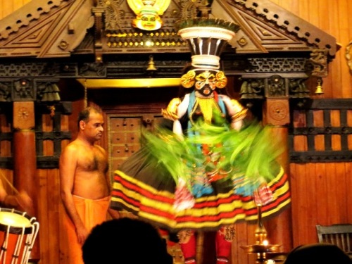 Le personnage masculin danse en large jupe bariolée