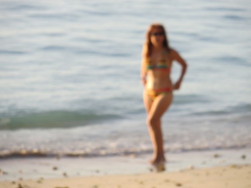 Une silhouette floue sort du lagon tiède !