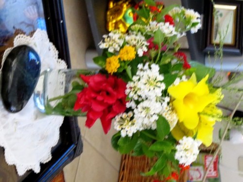 Cueillies sur la route hibiscus, corbeille d'or, alamanda. la pierre est une labradorite