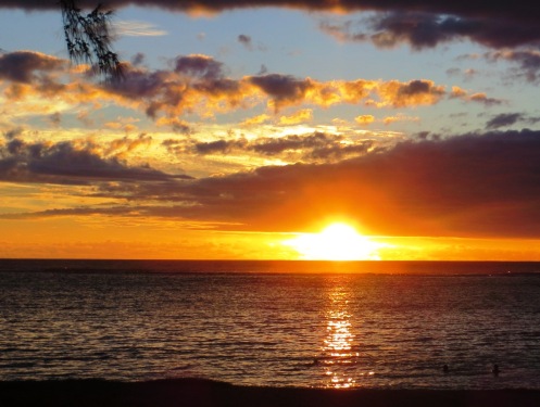 Hier soir, les derniers baigneurs dans le lagon tiède