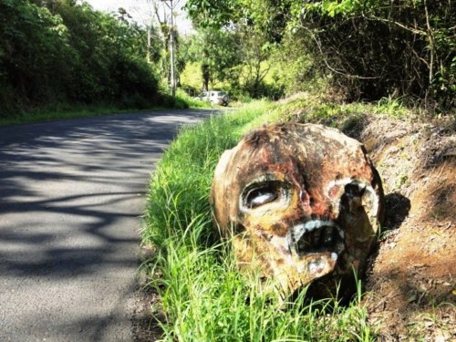 Costa Rica, rocher naturel au détour de la route vers le volcan Arenal