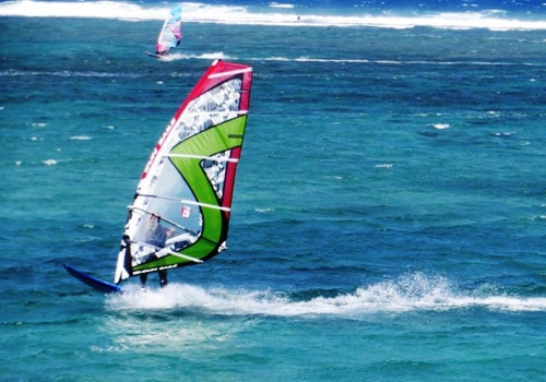 Surfeurs dans le lagon sans requin du Trou d'Eau (Réunion)