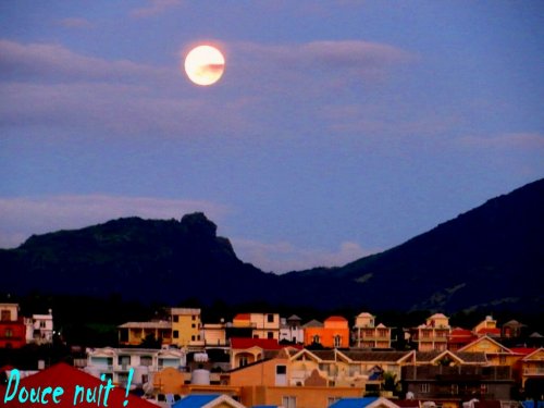 La lune pleine à  Flic en Flac