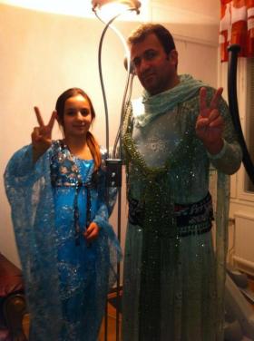 Un père pose avec sa fille Sur Facebook, il explique l'étonnement de sa fille à qui il a donné les 