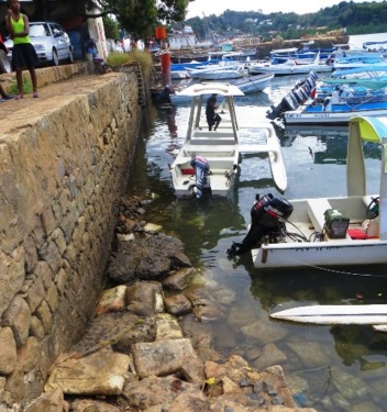 La barque blanche à balancier nous a lâchés ici !