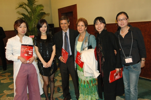 Festiv. film franç. de Pékin lui et moi avec une jeune actrice en vogue (en noir).