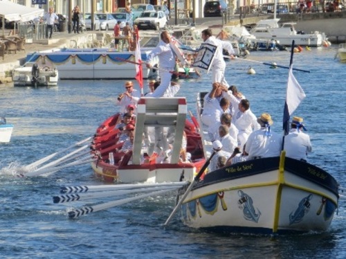 Un coup de lance et hop, à la baille !