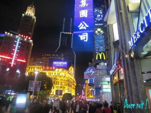 La principale rue piétonne ce soir