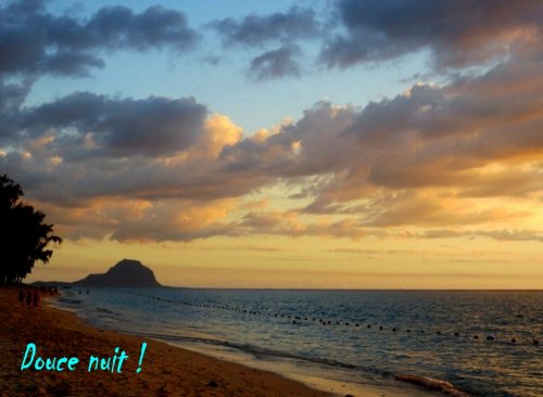 La nuit tombe sur le lagon