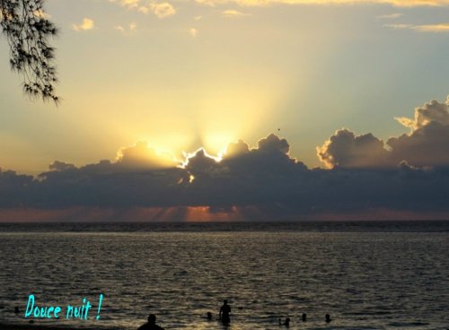 Hier soi, le lagon était tiède en fin de soirée...