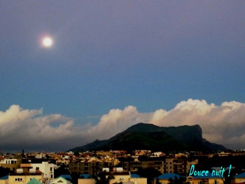 La lune se lève sur Flic en Flac