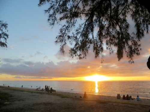 Crépuscule sur la plage...(Maurice).