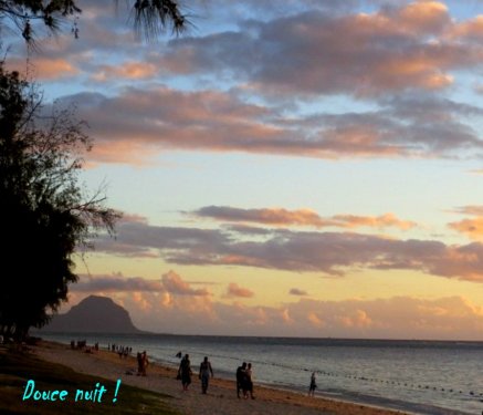 La plage de Flic en Flac au crépuscule