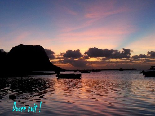 Que l'âme des esclaves reposent en paix !(Ils se jetaient du Morne à gauche)