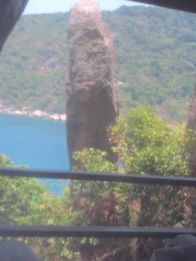 Depuis le lit on ne peut pas le rate, à travers le rideau