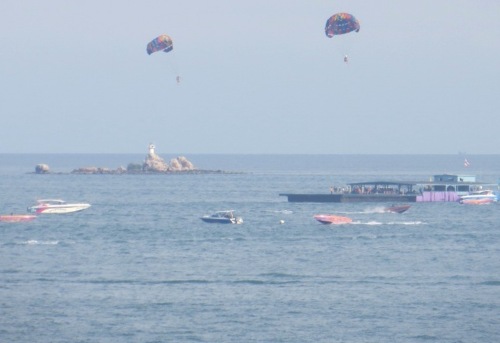 Parachute ascensionnel dans la baie de Pattaya