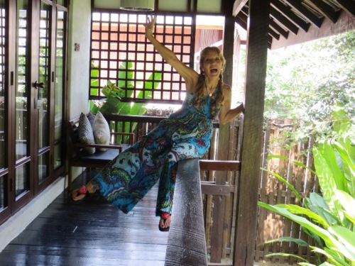 Mignon hôtel avec moustiquaire et végétation luxuriante à Chiang Mai