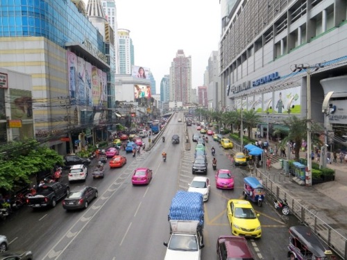 A droite Platinum Mall shopping sur 6 niveaux. Pas de grandes marques;  super chouette !