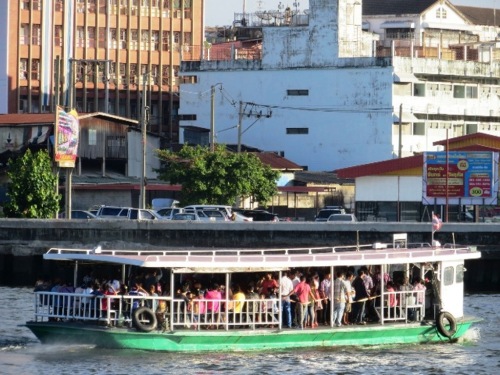 Bateau-bus...bondé !
