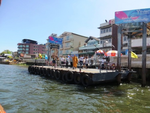 On approche du ponton de débarquement-embarquement