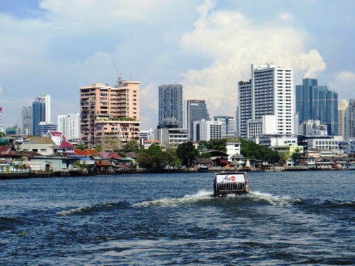 Notre bateau s'éloigne du ponton d'arrivée