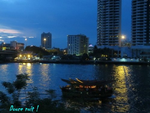 La Chao Praya vue du lit de la chambre.