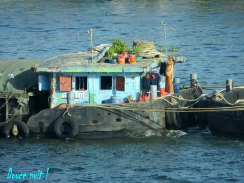 Une petite maison sur un long chaland glisse au fil de l'eau!