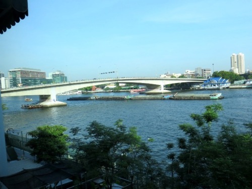 Un long chaland remorqué par un petit bateau