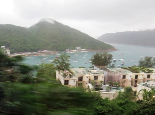 Dans le Sud de l'île de Hong Kong, en roulant sous la pluie!