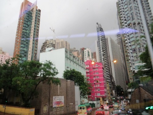 Une vue de l''île de Hong Kong travers la vitre du bus et sous la pluie !