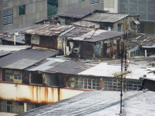 Détail d'un petit  bidonville climatisé(!) sur le toit-15ème niveau- d'immeuble