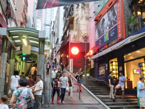(Soho) Des marches à droite, en pente au milieu, escalator interminable à gauche !