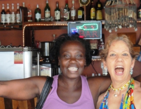 A Ambergris Caye (Bélize), Marcella la chanteuse de garifuna et moi, le lendemain de son concert !